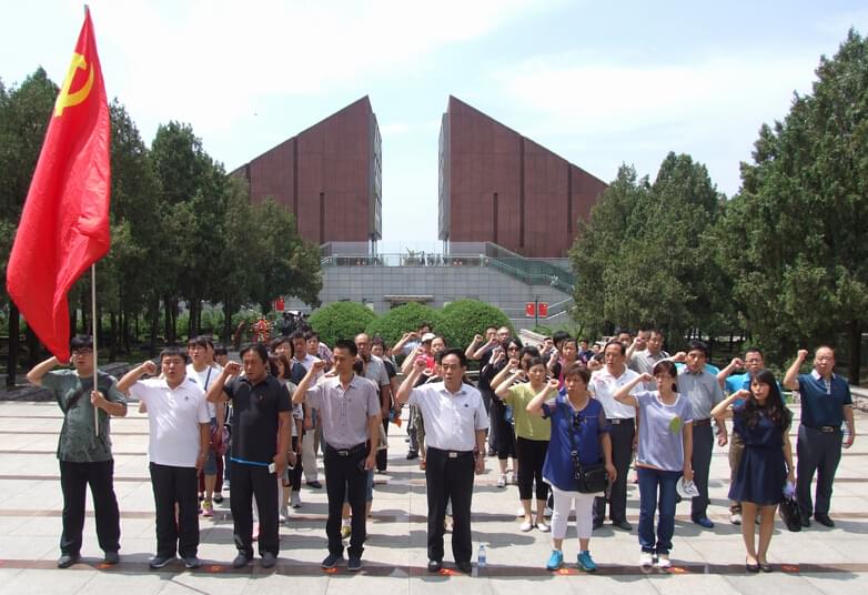 益康集團公司全體黨員重溫入黨誓詞.jpg
