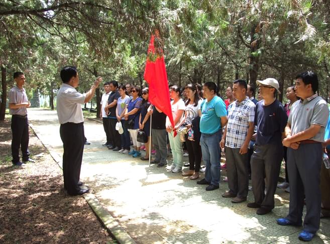 黨委書記王忠本同志給全體黨員上了一堂深刻的黨課.jpg