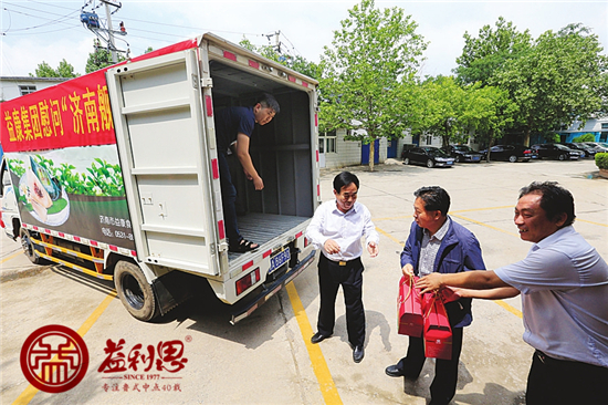 益康領(lǐng)導(dǎo)帶領(lǐng)員工親自裝車