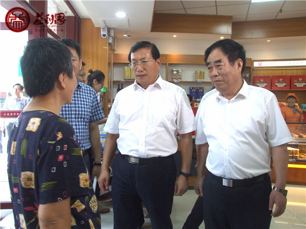 市委副書記、市長王忠林與益康超市顧客親切交流