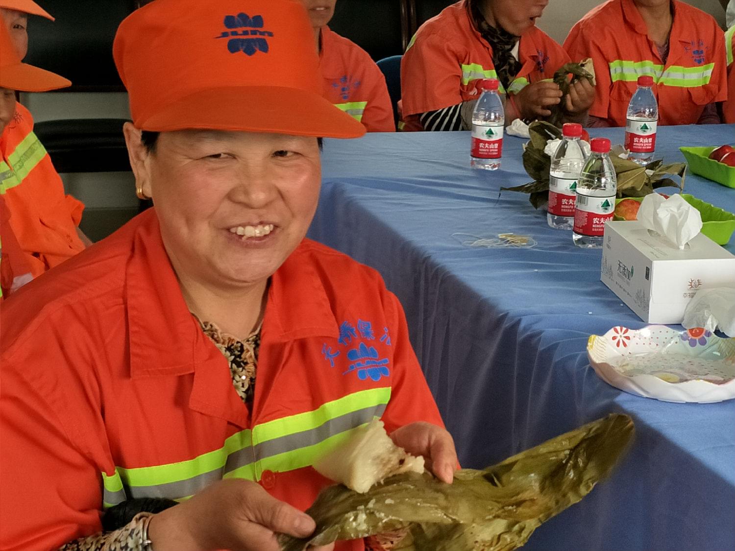 環(huán)衛(wèi)工媽媽們高高興興品嘗“益利思”粽子