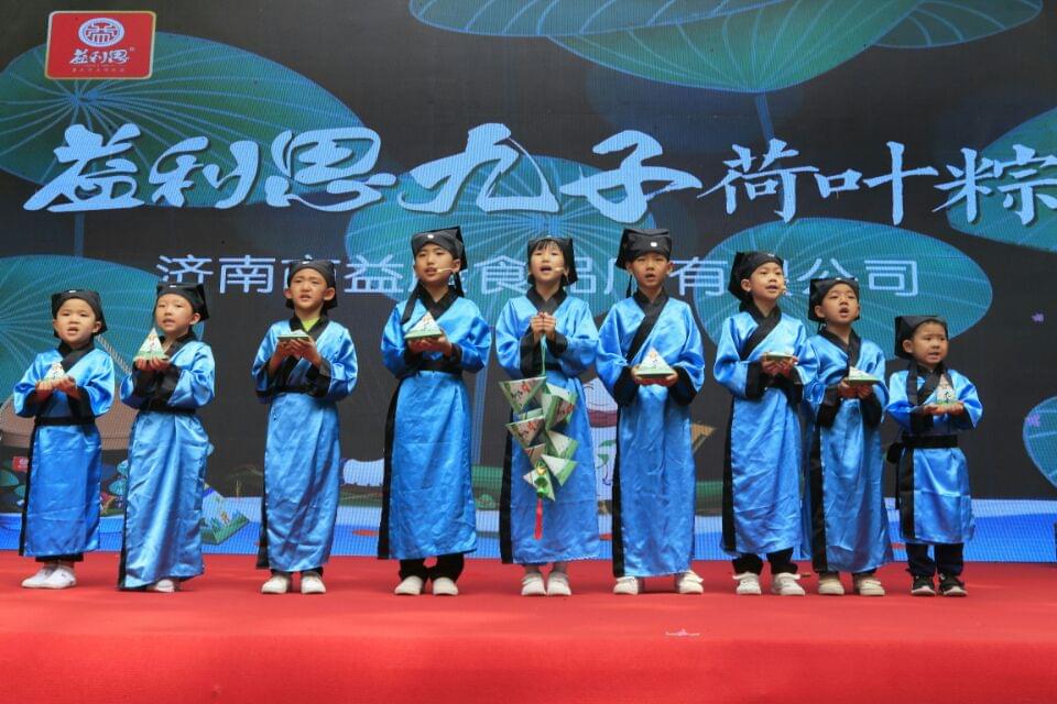 國學(xué)小名士們朗朗上口的國學(xué)朗誦道出“九子荷葉粽”的美好寓意