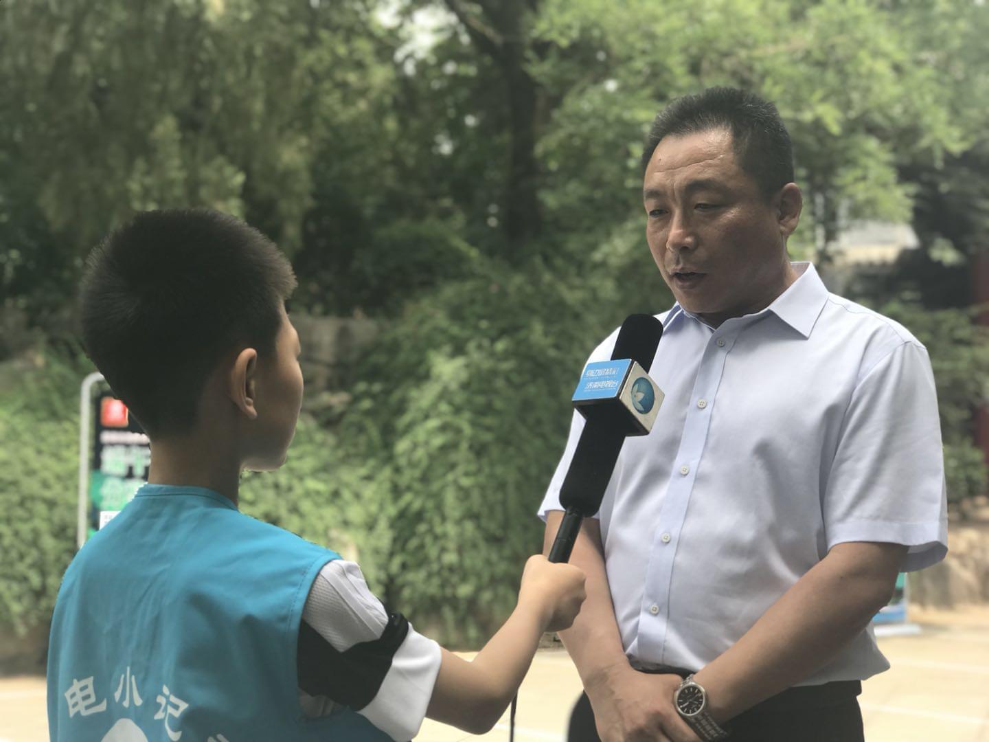 益康食品廠總經(jīng)理韋玉君接受電視臺小記者采訪