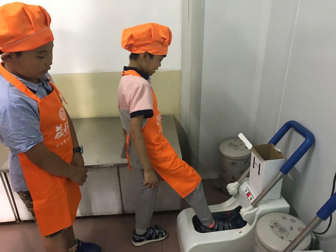 排隊穿鞋套