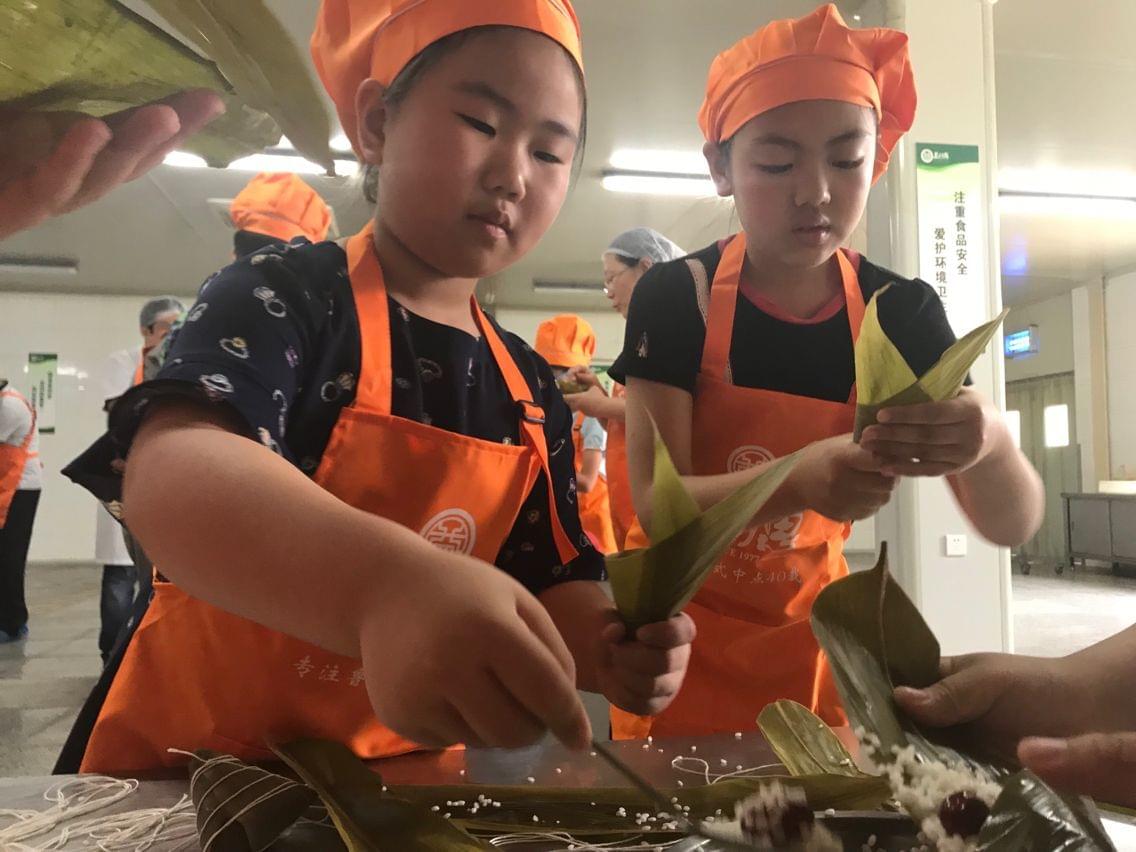 “看！兩勺米+四顆小棗。老師說這樣包出來的粽子較有好吃”