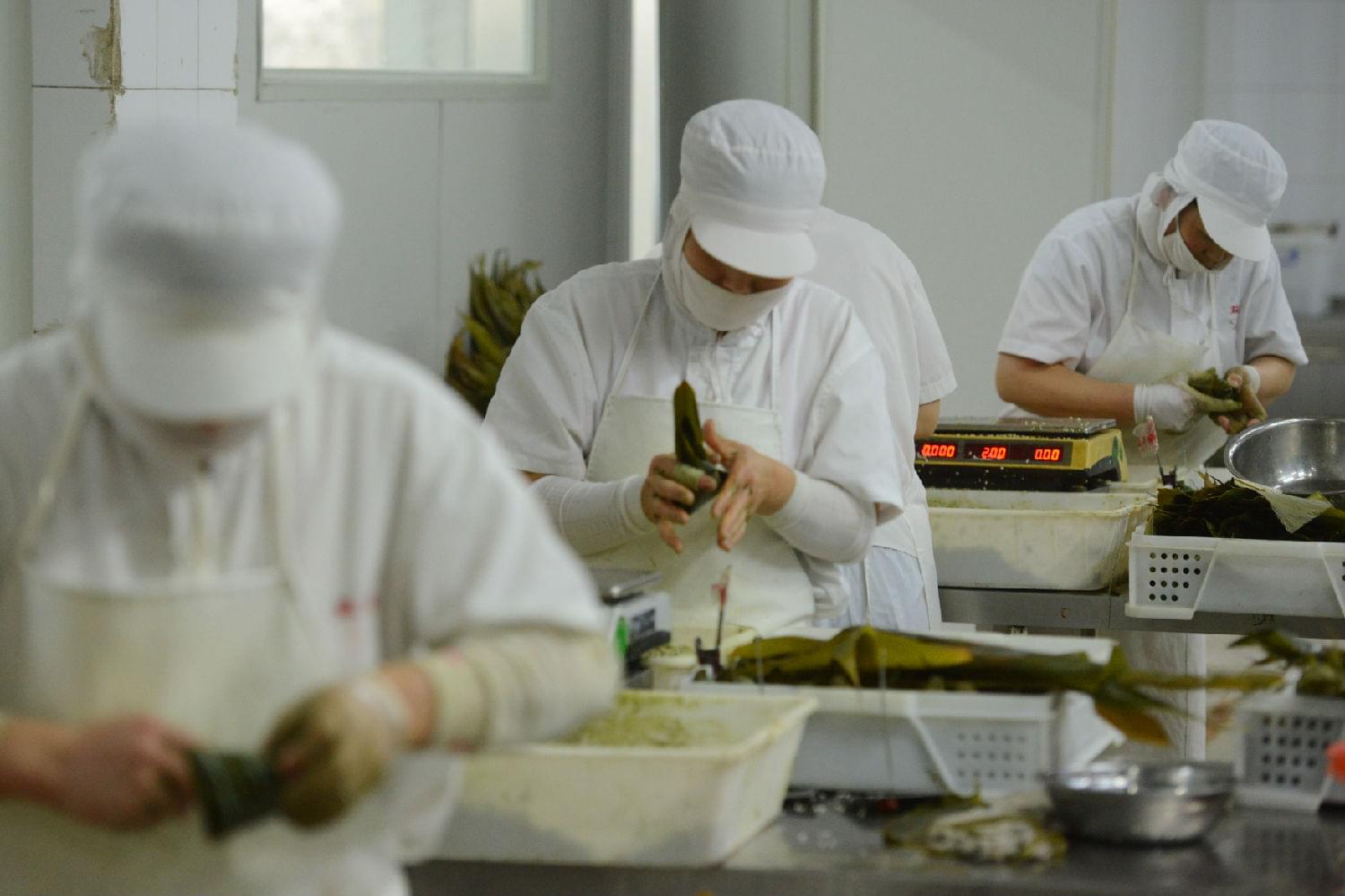 益康人加班加點生產(chǎn)粽子以確保準時送達官兵手中