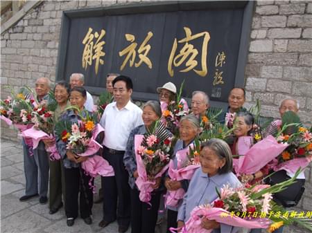 益康集團(tuán)公司董事長(zhǎng)王忠本先生與濟(jì)南老戰(zhàn)士和沂蒙六姐妹在解放閣