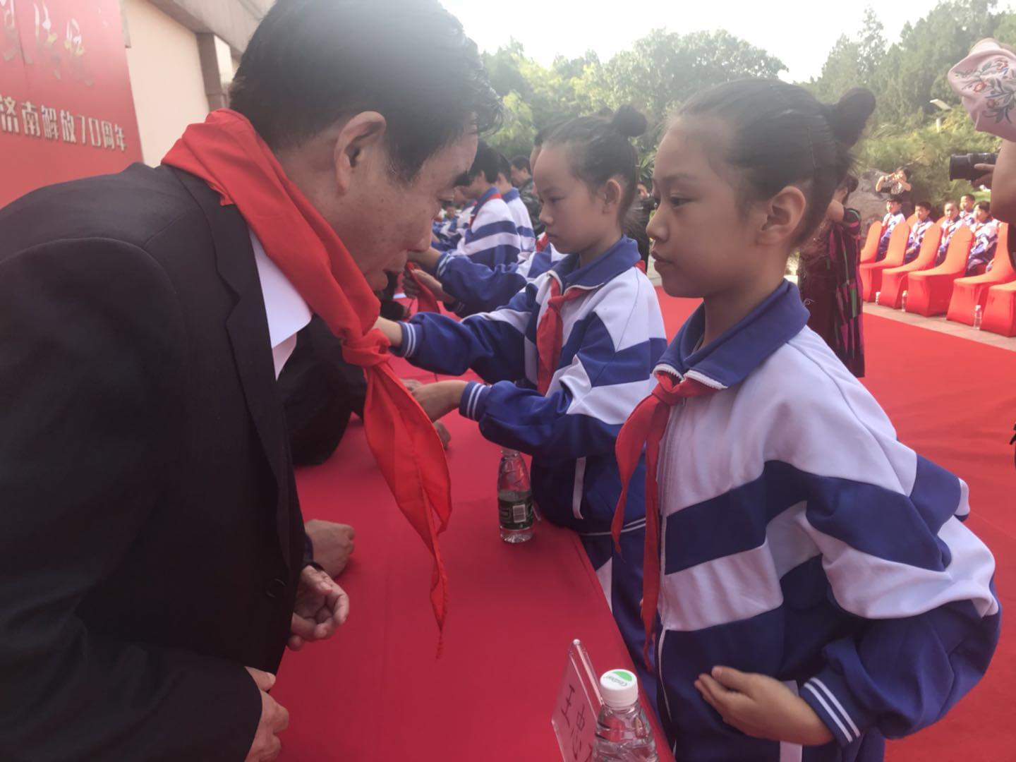 將軍希望小學(xué)少先隊(duì)員向益康集團(tuán)董事長(zhǎng)王忠本先生及嘉賓敬獻(xiàn)紅領(lǐng)巾