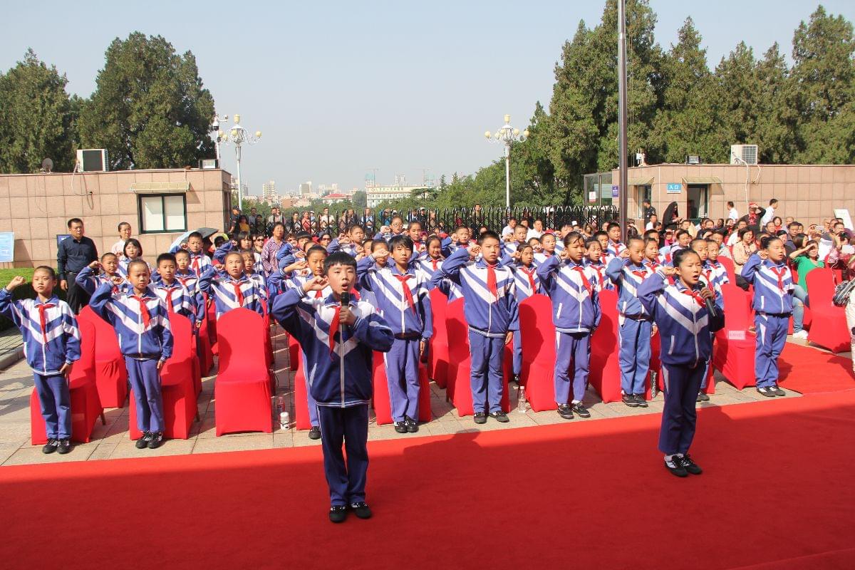 將軍希望小學(xué)少先隊(duì)員莊嚴(yán)宣誓