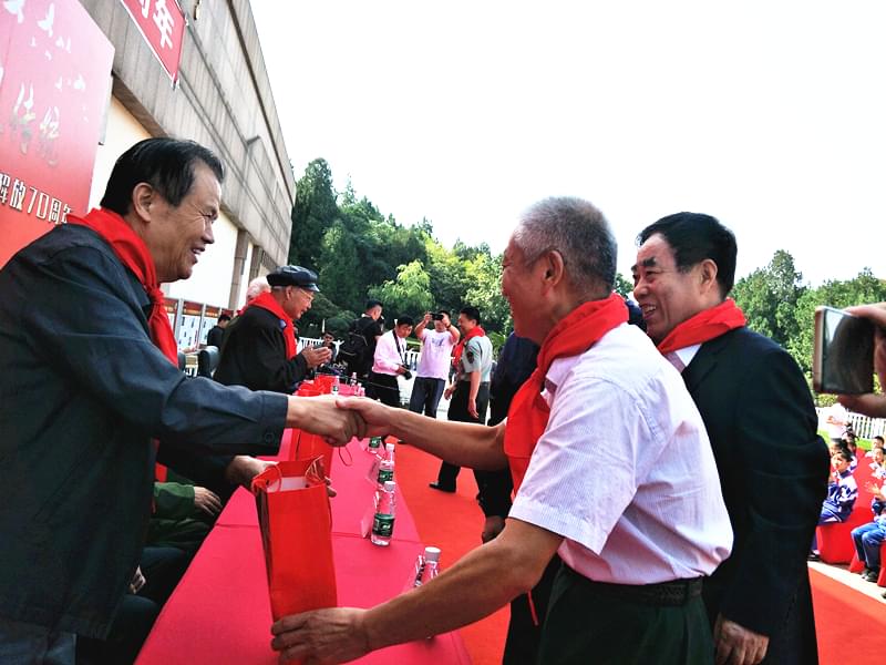 益康集團(tuán)董事長(zhǎng)王忠本先生及嘉賓向老戰(zhàn)士贈(zèng)送益康特制大月餅