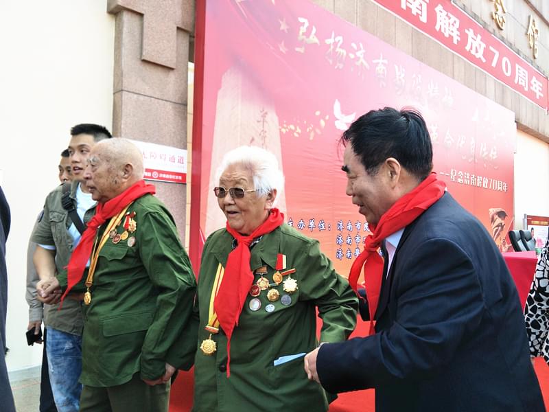 益康集團(tuán)公司董事長(zhǎng)王忠本先生攙扶濟(jì)南戰(zhàn)役老戰(zhàn)士一起走進(jìn)濟(jì)南戰(zhàn)役紀(jì)念館參觀