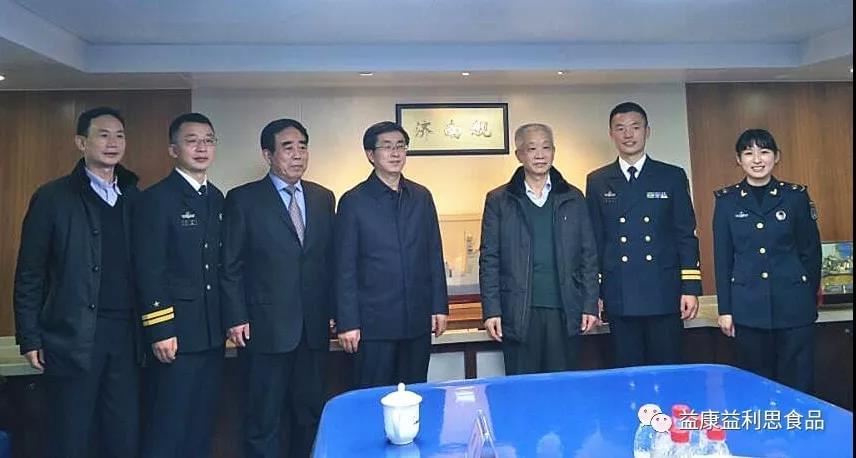 濟南慰問團與“濟南艦”官兵合影