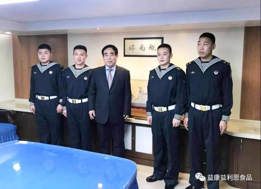益康集團董事長王忠本與“濟南艦”戰(zhàn)士合影