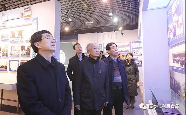 濟南慰問團一行參觀軍史紀念館