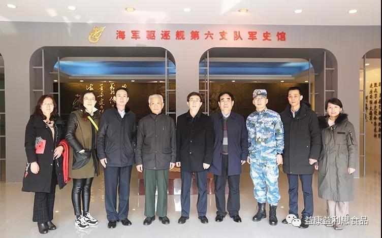 濟南慰問團一行在軍史紀念館前合影