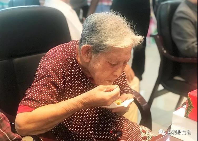 △老人們高興地品嘗美味的泉城素餅
