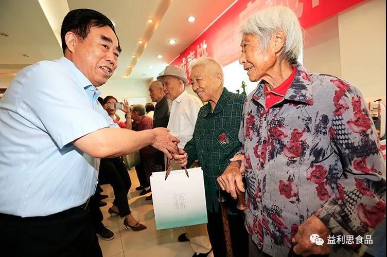 董事長王忠本向老人們贈送“泉城素餅”