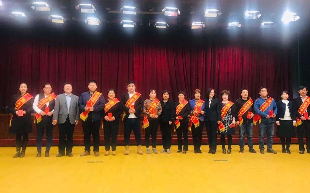 “銷售標兵”與頒獎領導合影