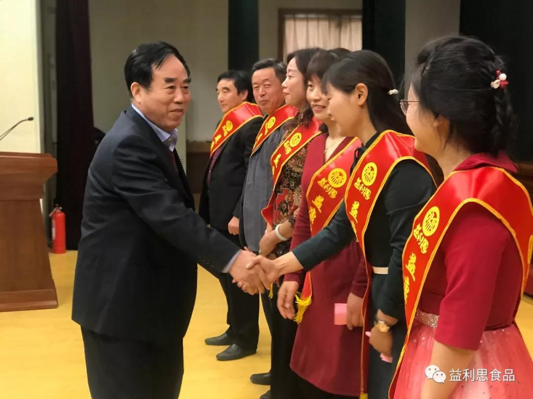 董事長親自為“銷售精英”們頒獎