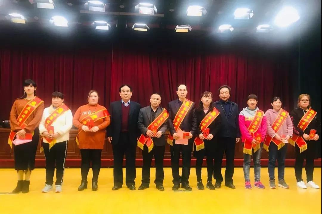 “優(yōu)師傅獎”、“優(yōu)技工獎”獲得者與頒獎領導合影