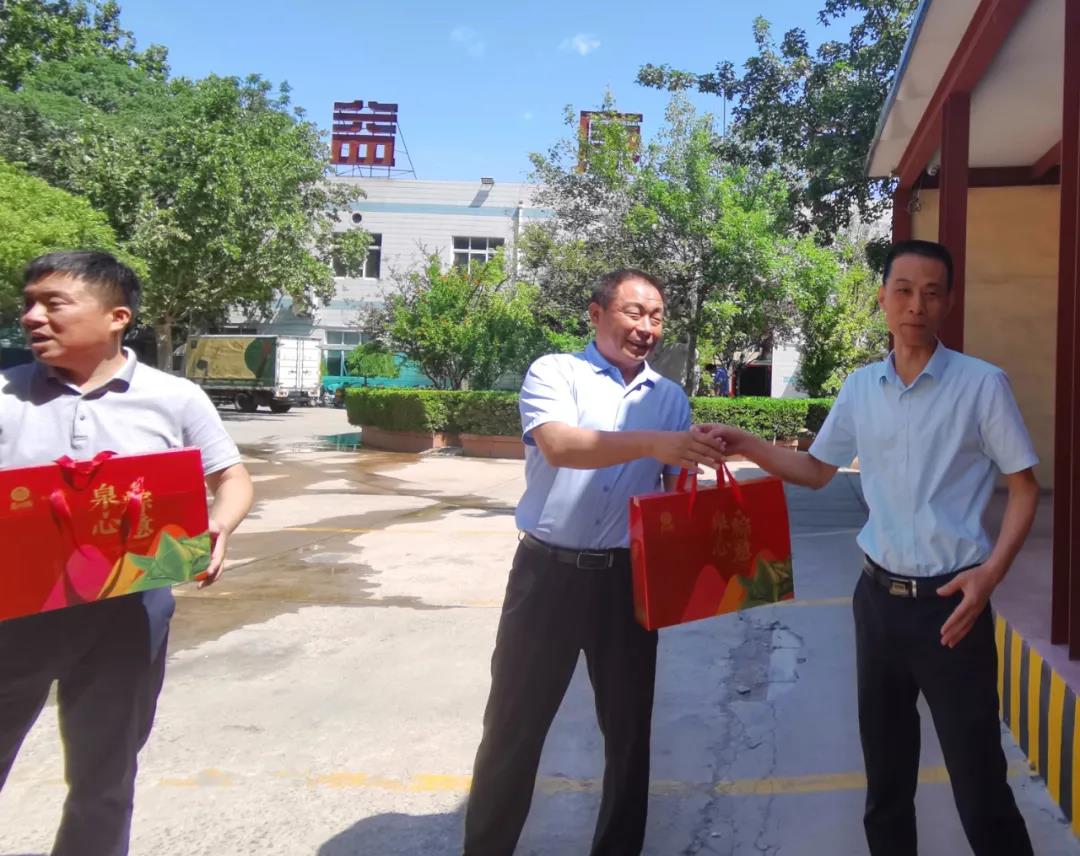 瑞陽端午，禮贊官兵。
