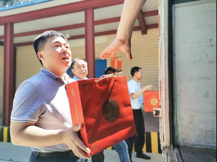 瑞陽端午，禮贊官兵。