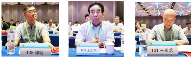 山東省食品工業(yè)協(xié)會焙烤食品專業(yè)委員會會長，濟(jì)南益康總公司黨委書記、董事長王忠本（中）