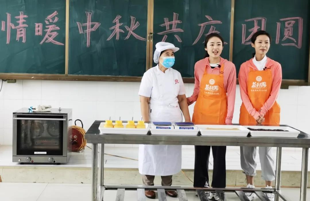 “葡萄軟月”制作技藝第五代傳承人徐傳愛老師現(xiàn)場教授孩子們制作月餅