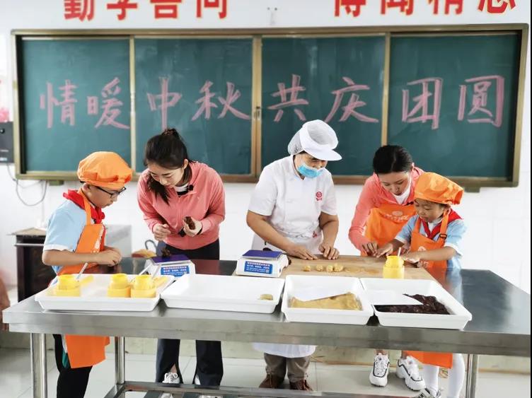 鏡頭下記錄孩子們仔細(xì)聆聽，認(rèn)真制作的模樣