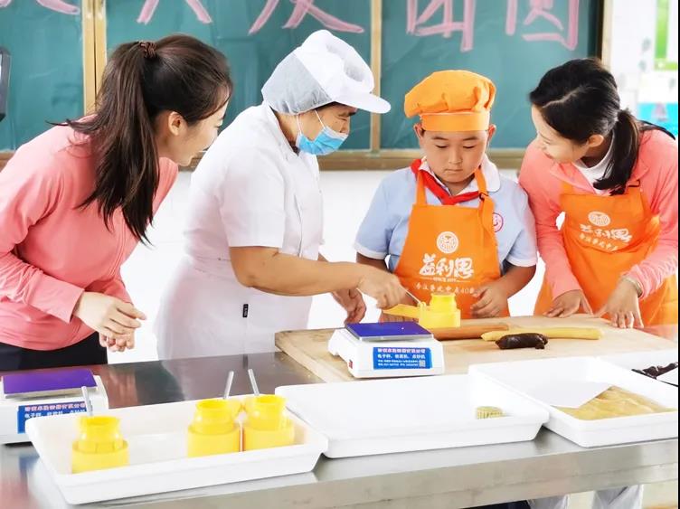 鏡頭下記錄孩子們仔細(xì)聆聽，認(rèn)真制作的模樣