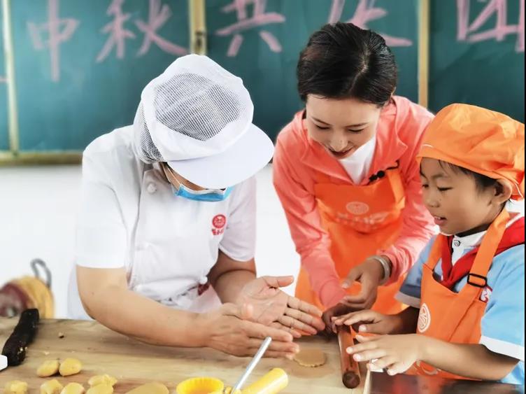   鏡頭下記錄孩子們仔細(xì)聆聽，認(rèn)真制作的模樣