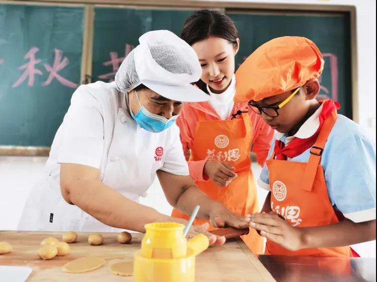 鏡頭下記錄孩子們仔細(xì)聆聽，認(rèn)真制作的模樣