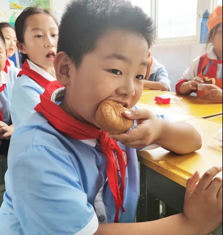 品嘗著“葡萄軟月”月餅，等待自己制作的月餅烘烤出爐