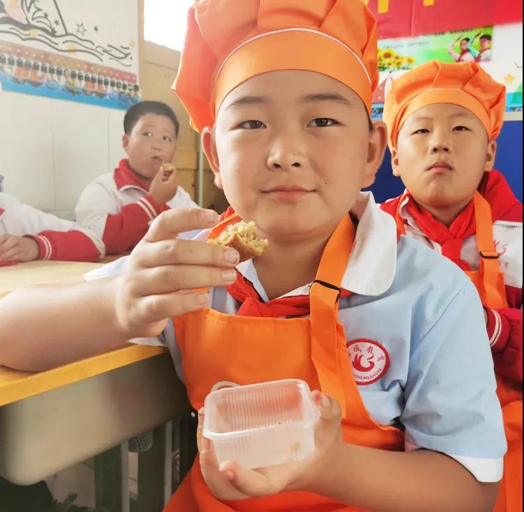 品嘗著“葡萄軟月”月餅，等待自己制作的月餅烘烤出爐