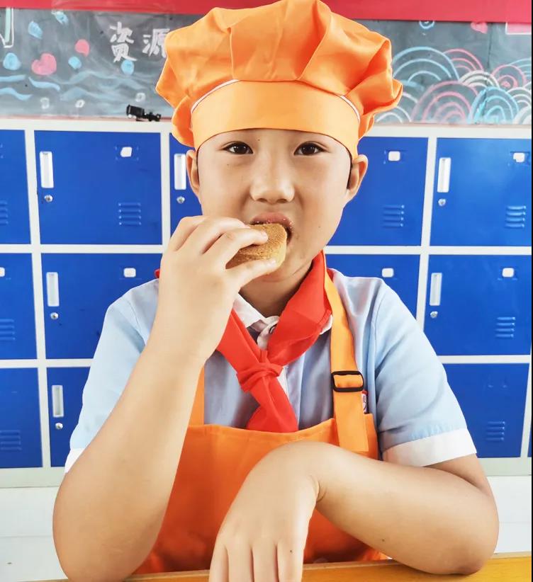 品嘗著“葡萄軟月”月餅，等待自己制作的月餅烘烤出爐