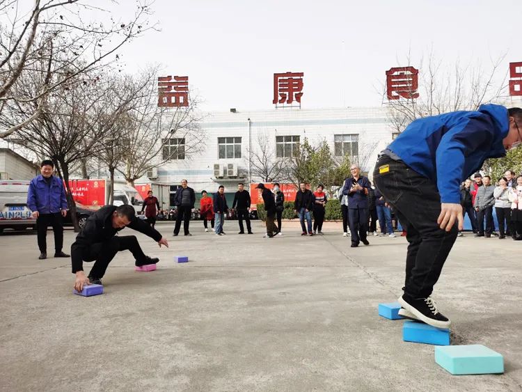 摸石頭過河