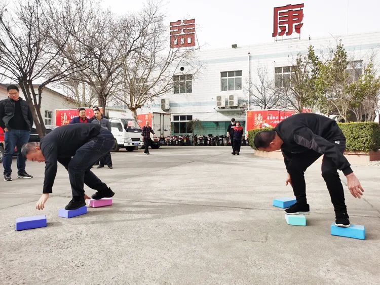 摸石頭過河