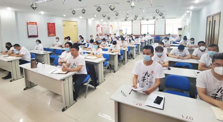 佩戴口罩，間隔就坐