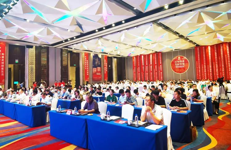  領(lǐng)導(dǎo)及嘉賓齊聚一堂，共同見證2022月餅開爐