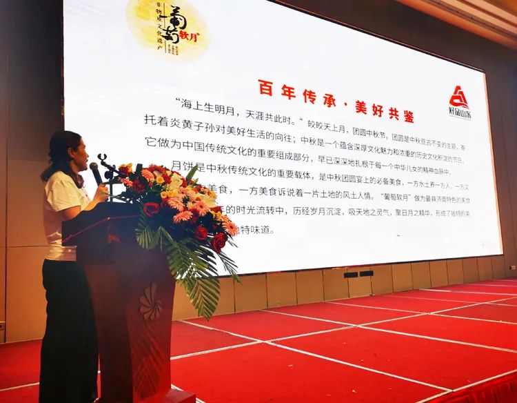 益康食品廠副廠長黃輝進(jìn)行2022年益利思新品月餅推介