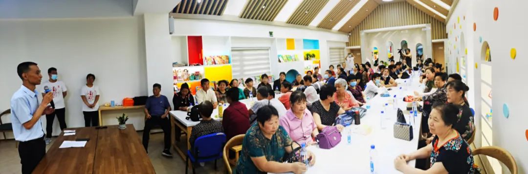 益康黨委副書記孫延才向大家介紹企業(yè)發(fā)展情況