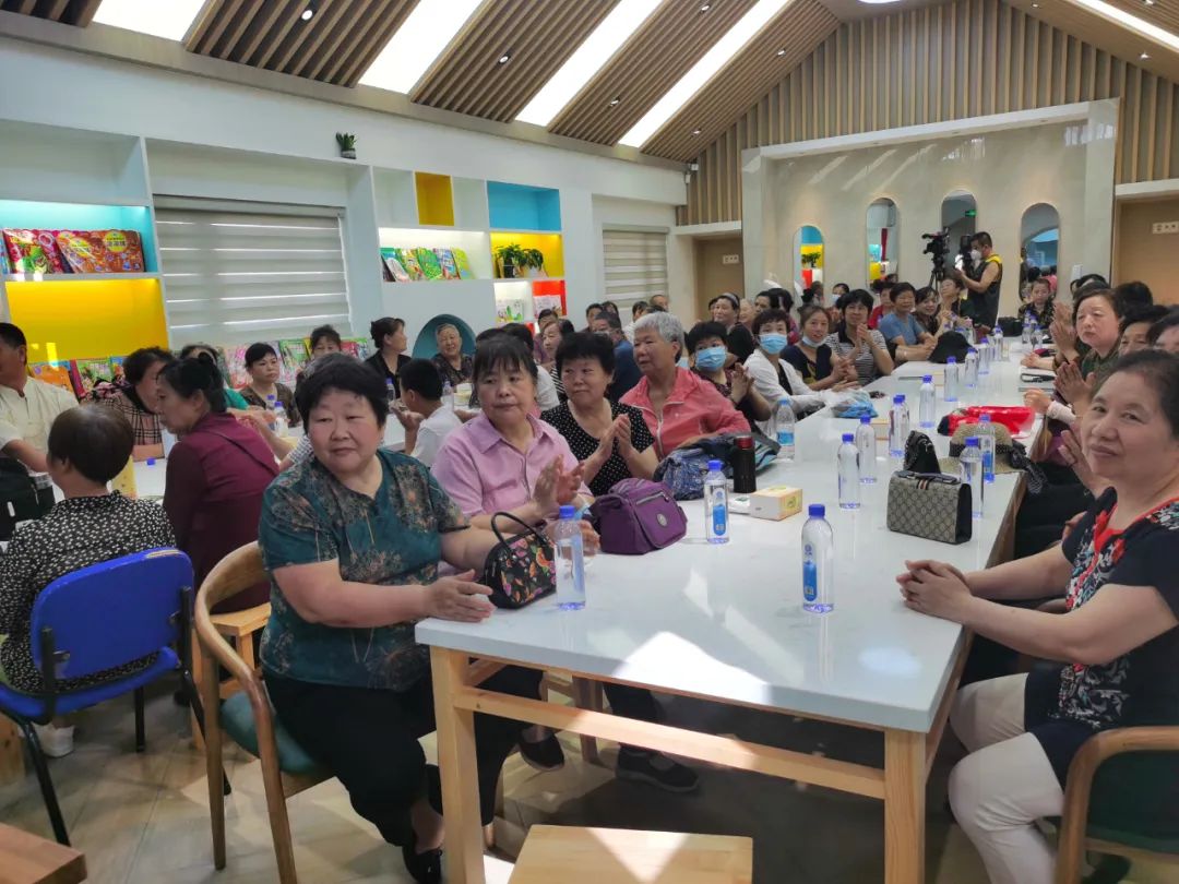 益康退休職工認(rèn)真聆聽