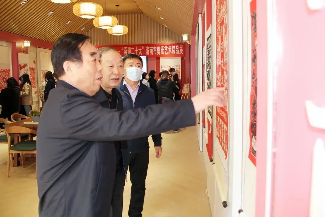濟南益康公司黨委書記、董事長，濟南市非物質(zhì)文化遺產(chǎn)保護協(xié)會會長王忠本（中）出席此次展覽