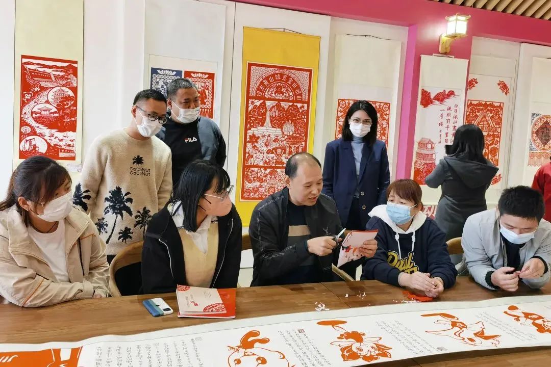 濟南剪紙代表性非遺傳承人現(xiàn)場授藝