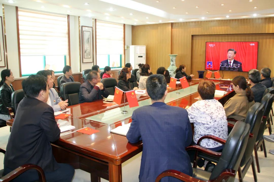 董事長(zhǎng)王忠本帶領(lǐng)公司黨委成員及黨員代表共同觀看中國(guó)共產(chǎn)黨第二十次全國(guó)代表大會(huì)開(kāi)幕會(huì)