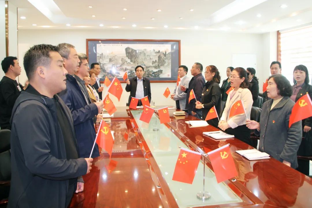 濟(jì)南益康總公司黨委書記、董事長(zhǎng)王忠本帶領(lǐng)大家共唱國(guó)歌