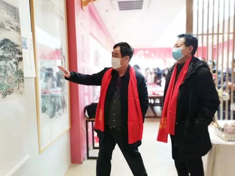 濟(jì)南市非物質(zhì)文化遺產(chǎn)保護(hù)協(xié)會(huì)會(huì)長(zhǎng)、濟(jì)南益康總公司黨委書(shū)記、董事長(zhǎng)王忠本參觀欣賞