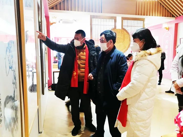 濟(jì)南市非物質(zhì)文化遺產(chǎn)保護(hù)協(xié)會(huì)會(huì)長(zhǎng)、濟(jì)南益康總公司黨委書(shū)記、董事長(zhǎng)王忠本參觀欣賞