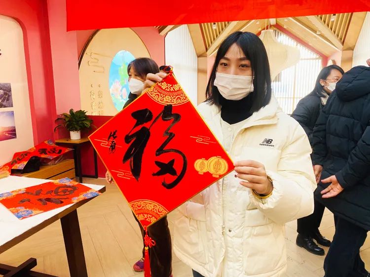 參觀者收到藝術(shù)家們現(xiàn)場(chǎng)送上的“福”字年禮