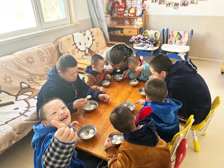 孩子們吃到元宵好開心~